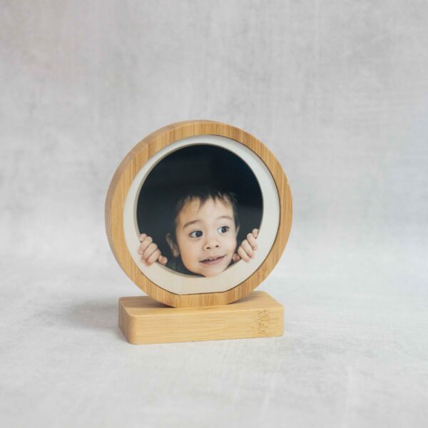 הדפסת תמונה עם מסגרת במבוק עגולה